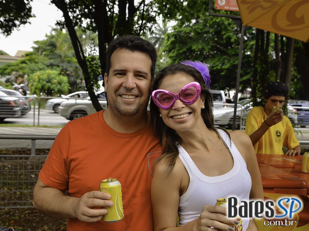 Bloco de Carnaval Fogo & Paixão embalou a tarde de sábado em frente ao bar Pirajá Bloco de Carnaval Fogo & Paixão embalou a tarde de sábado em frente ao bar Pirajá