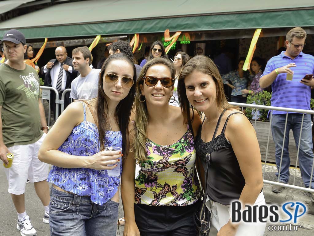 Bloco de Carnaval Fogo & Paixão embalou a tarde de sábado em frente ao bar Pirajá Bloco de Carnaval Fogo & Paixão embalou a tarde de sábado em frente ao bar Pirajá