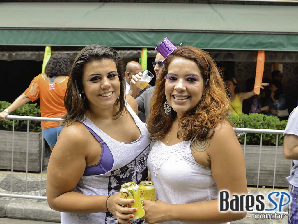 Bloco de Carnaval Fogo & Paixão embalou a tarde de sábado em frente ao bar Pirajá Bloco de Carnaval Fogo & Paixão embalou a tarde de sábado em frente ao bar Pirajá