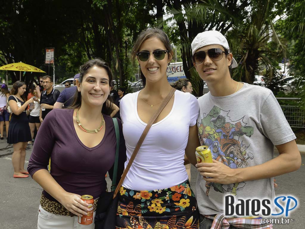 Bloco de Carnaval Fogo & Paixão embalou a tarde de sábado em frente ao bar Pirajá Bloco de Carnaval Fogo & Paixão embalou a tarde de sábado em frente ao bar Pirajá