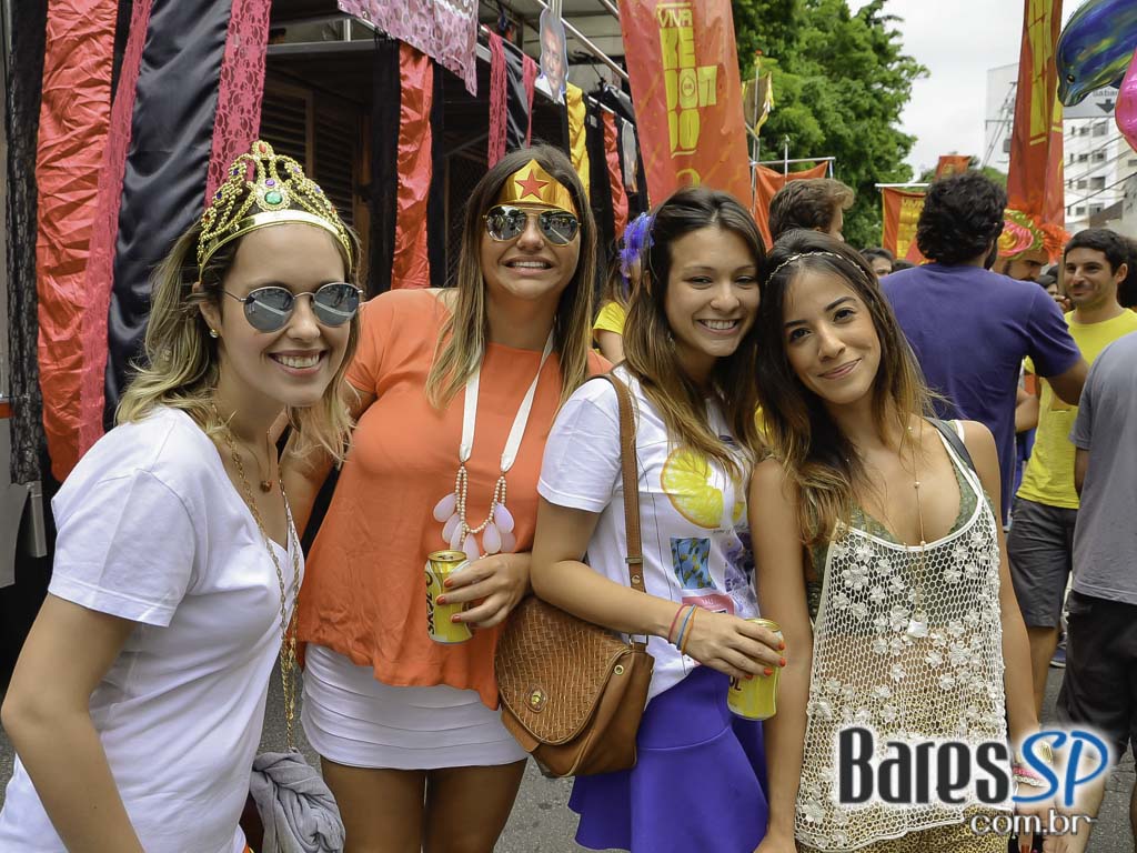 Bloco de Carnaval Fogo & Paixão embalou a tarde de sábado em frente ao bar Pirajá Bloco de Carnaval Fogo & Paixão embalou a tarde de sábado em frente ao bar Pirajá