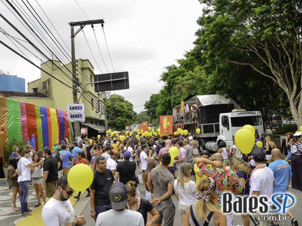 Bloco de Carnaval Fogo & Paixão embalou a tarde de sábado em frente ao bar Pirajá Bloco de Carnaval Fogo & Paixão embalou a tarde de sábado em frente ao bar Pirajá