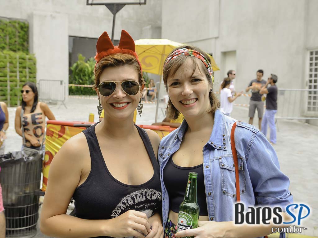 Bloco de Carnaval Fogo & Paixão embalou a tarde de sábado em frente ao bar Pirajá Bloco de Carnaval Fogo & Paixão embalou a tarde de sábado em frente ao bar Pirajá