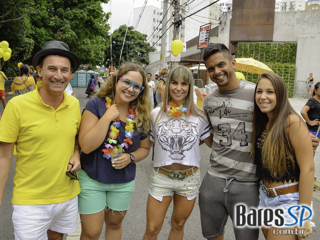 Bloco de Carnaval Fogo & Paixão embalou a tarde de sábado em frente ao bar Pirajá Bloco de Carnaval Fogo & Paixão embalou a tarde de sábado em frente ao bar Pirajá