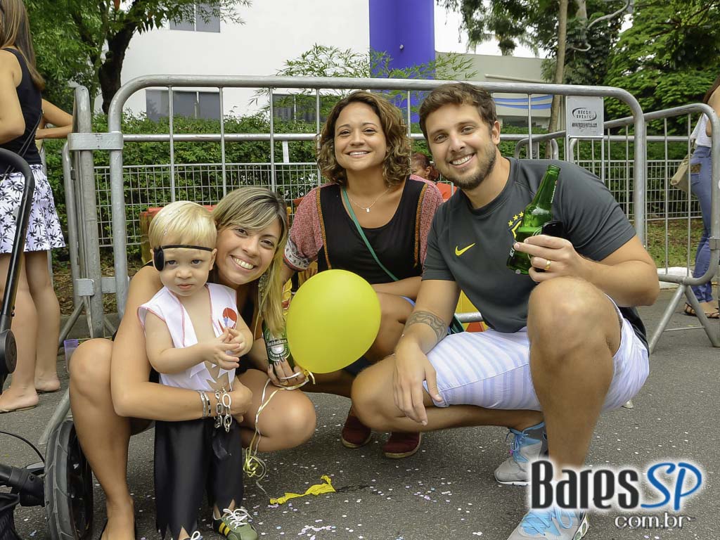 Bloco de Carnaval Fogo & Paixão embalou a tarde de sábado em frente ao bar Pirajá Bloco de Carnaval Fogo & Paixão embalou a tarde de sábado em frente ao bar Pirajá