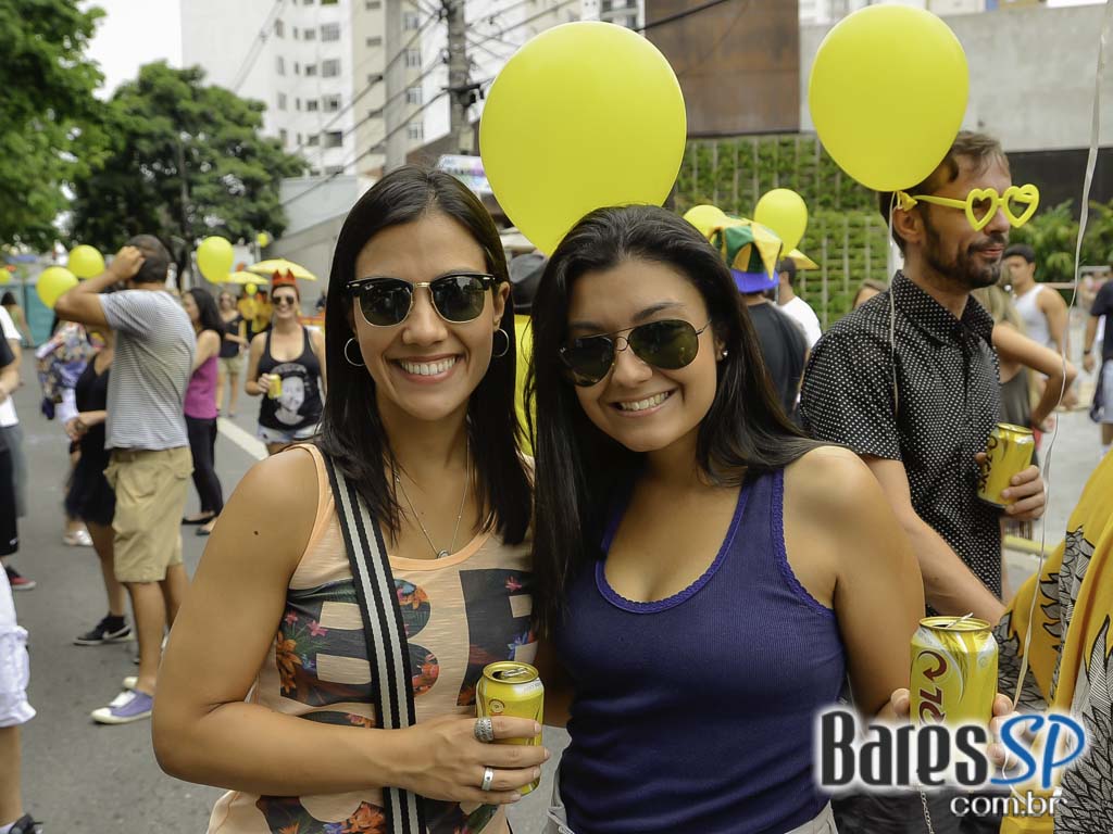 Bloco de Carnaval Fogo & Paixão embalou a tarde de sábado em frente ao bar Pirajá Bloco de Carnaval Fogo & Paixão embalou a tarde de sábado em frente ao bar Pirajá