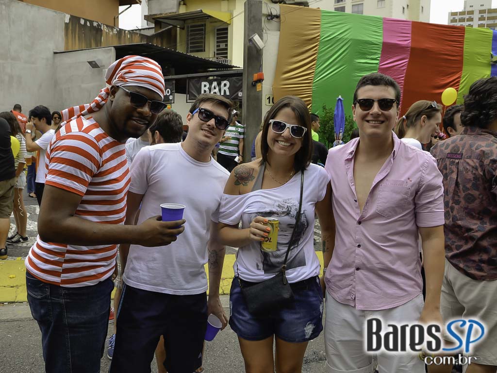 Bloco de Carnaval Fogo & Paixão embalou a tarde de sábado em frente ao bar Pirajá Bloco de Carnaval Fogo & Paixão embalou a tarde de sábado em frente ao bar Pirajá