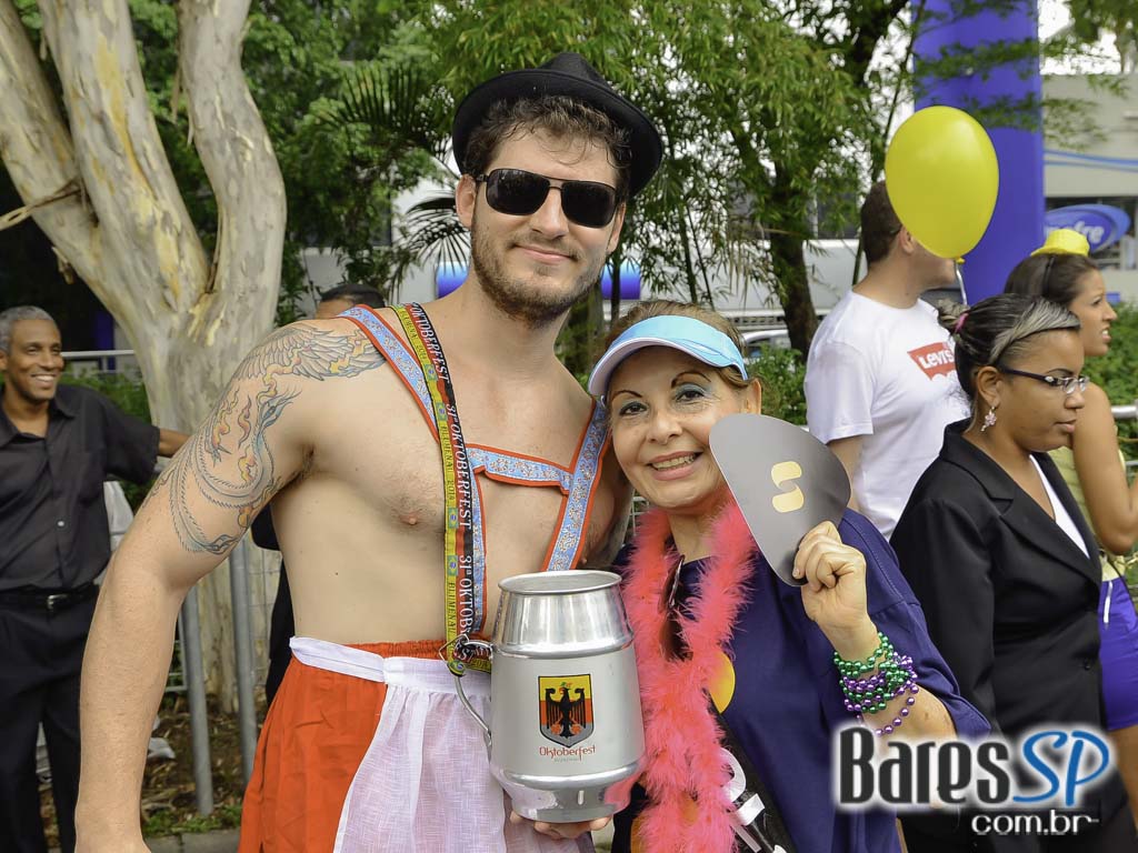 Bloco de Carnaval Fogo & Paixão embalou a tarde de sábado em frente ao bar Pirajá Bloco de Carnaval Fogo & Paixão embalou a tarde de sábado em frente ao bar Pirajá