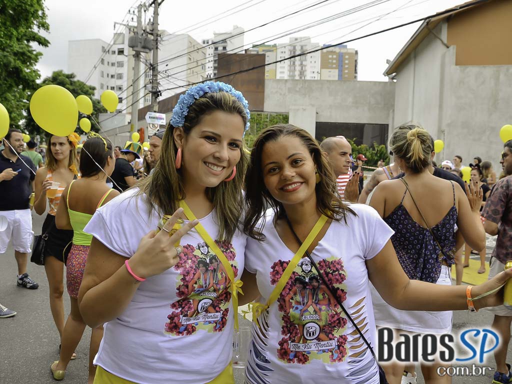 Bloco de Carnaval Fogo & Paixão embalou a tarde de sábado em frente ao bar Pirajá Bloco de Carnaval Fogo & Paixão embalou a tarde de sábado em frente ao bar Pirajá