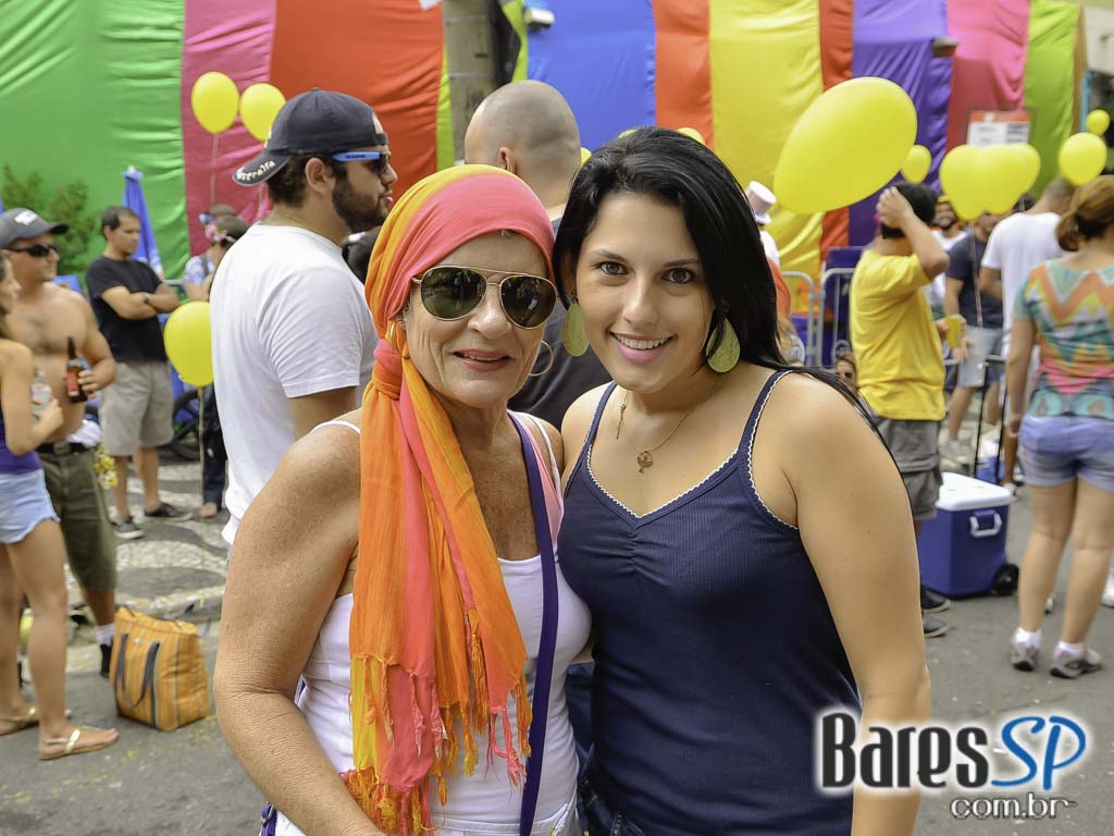 Bloco de Carnaval Fogo & Paixão embalou a tarde de sábado em frente ao bar Pirajá Bloco de Carnaval Fogo & Paixão embalou a tarde de sábado em frente ao bar Pirajá