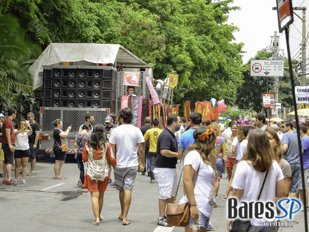 Bloco de Carnaval Fogo & Paixão embalou a tarde de sábado em frente ao bar Pirajá Bloco de Carnaval Fogo & Paixão embalou a tarde de sábado em frente ao bar Pirajá