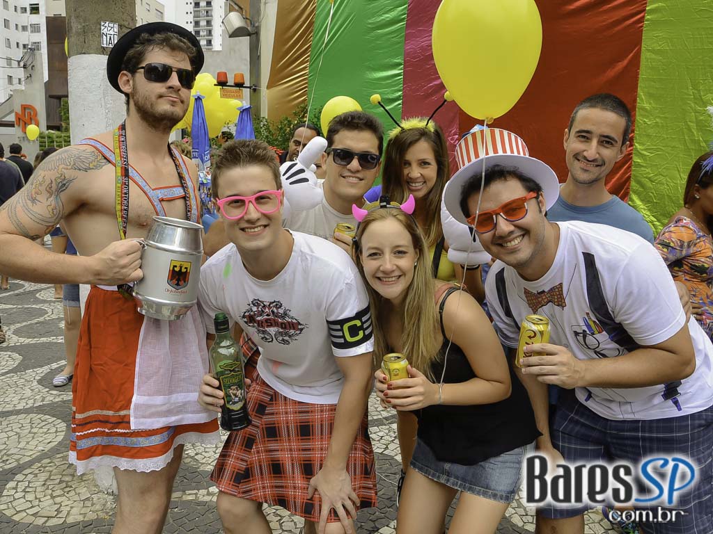 Bloco de Carnaval Fogo & Paixão embalou a tarde de sábado em frente ao bar Pirajá Bloco de Carnaval Fogo & Paixão embalou a tarde de sábado em frente ao bar Pirajá