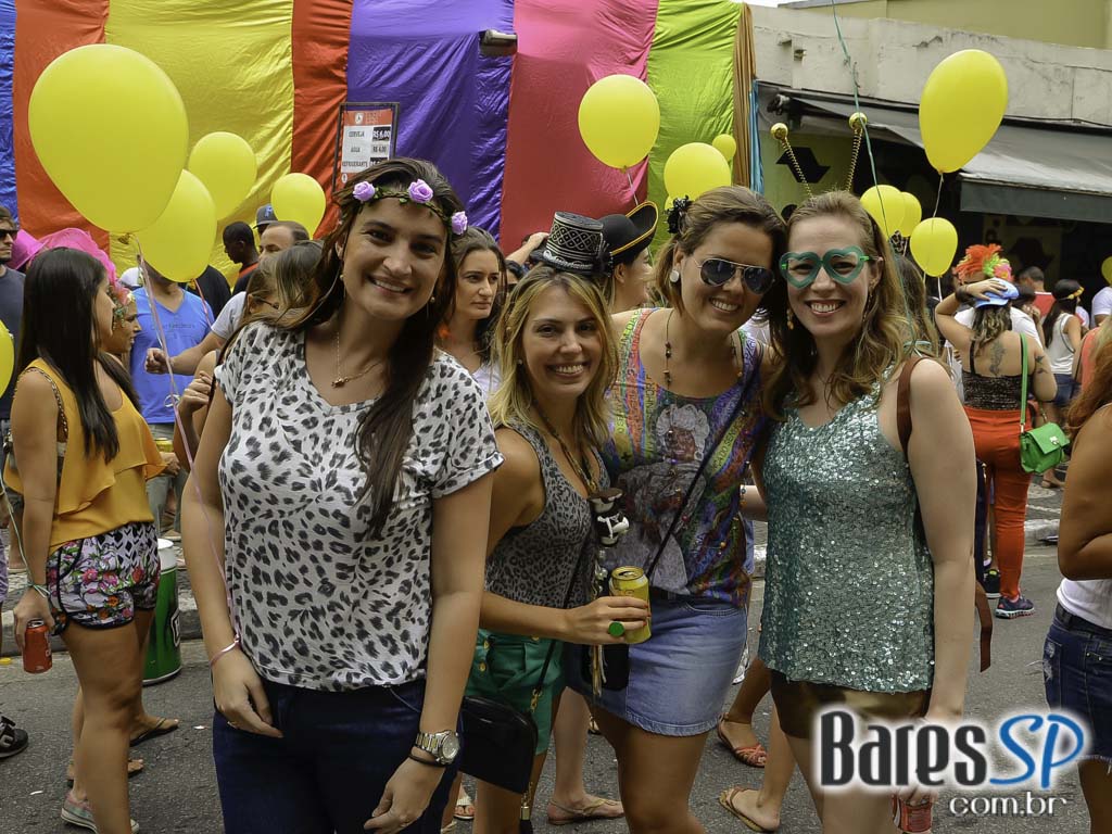 Bloco de Carnaval Fogo & Paixão embalou a tarde de sábado em frente ao bar Pirajá Bloco de Carnaval Fogo & Paixão embalou a tarde de sábado em frente ao bar Pirajá