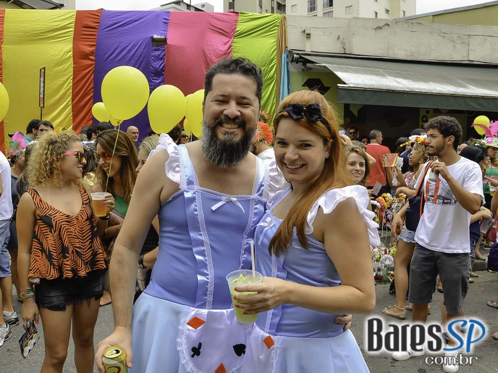 Bloco de Carnaval Fogo & Paixão embalou a tarde de sábado em frente ao bar Pirajá Bloco de Carnaval Fogo & Paixão embalou a tarde de sábado em frente ao bar Pirajá
