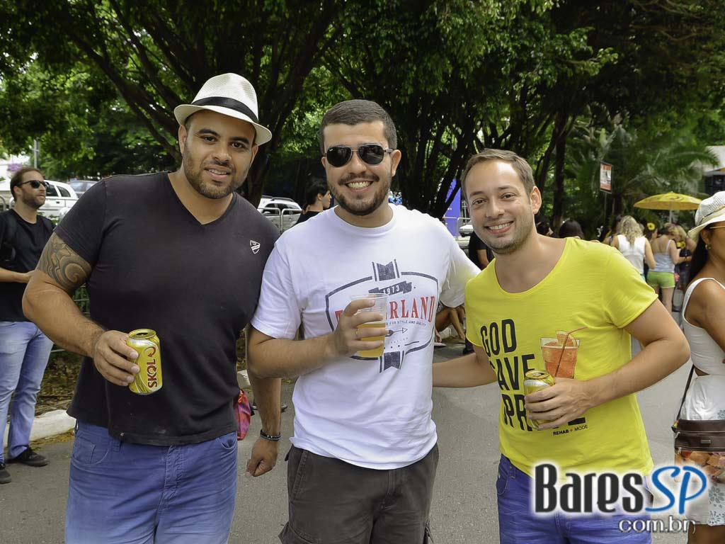Bloco de Carnaval Fogo & Paixão embalou a tarde de sábado em frente ao bar Pirajá Bloco de Carnaval Fogo & Paixão embalou a tarde de sábado em frente ao bar Pirajá