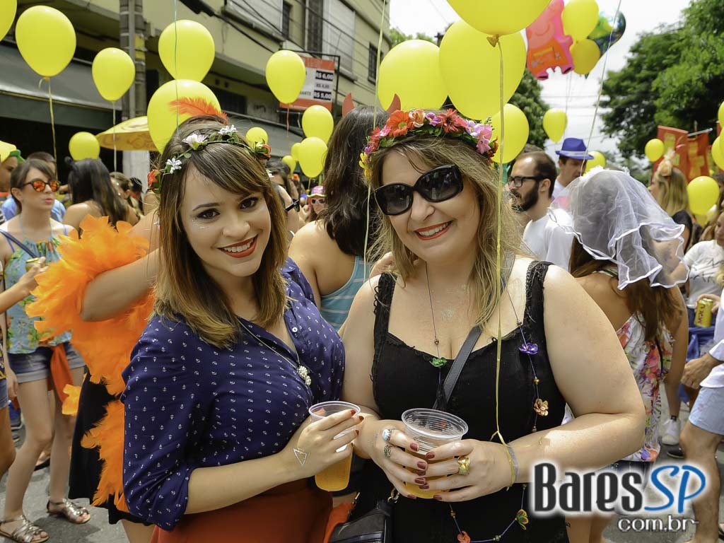 Bloco de Carnaval Fogo & Paixão embalou a tarde de sábado em frente ao bar Pirajá Bloco de Carnaval Fogo & Paixão embalou a tarde de sábado em frente ao bar Pirajá