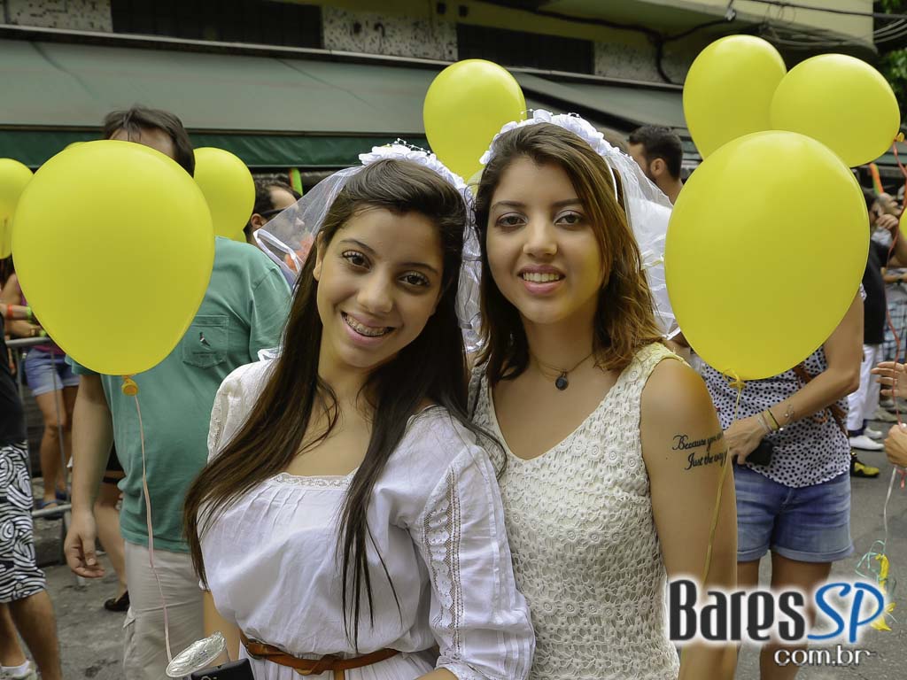 Bloco de Carnaval Fogo & Paixão embalou a tarde de sábado em frente ao bar Pirajá Bloco de Carnaval Fogo & Paixão embalou a tarde de sábado em frente ao bar Pirajá