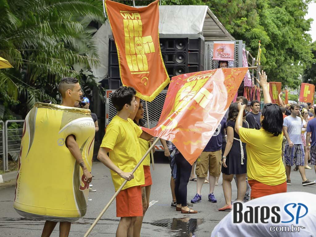 Bloco de Carnaval Fogo & Paixão embalou a tarde de sábado em frente ao bar Pirajá Bloco de Carnaval Fogo & Paixão embalou a tarde de sábado em frente ao bar Pirajá