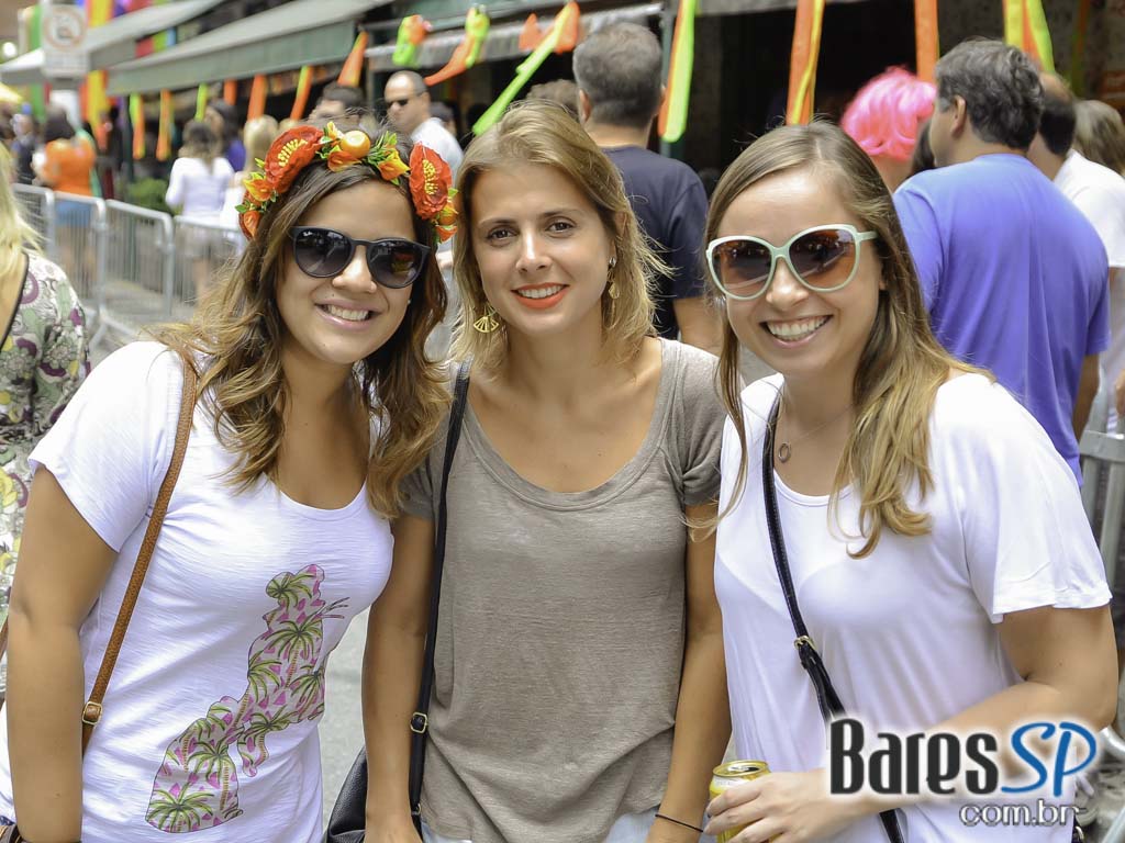 Bloco de Carnaval Fogo & Paixão embalou a tarde de sábado em frente ao bar Pirajá Bloco de Carnaval Fogo & Paixão embalou a tarde de sábado em frente ao bar Pirajá