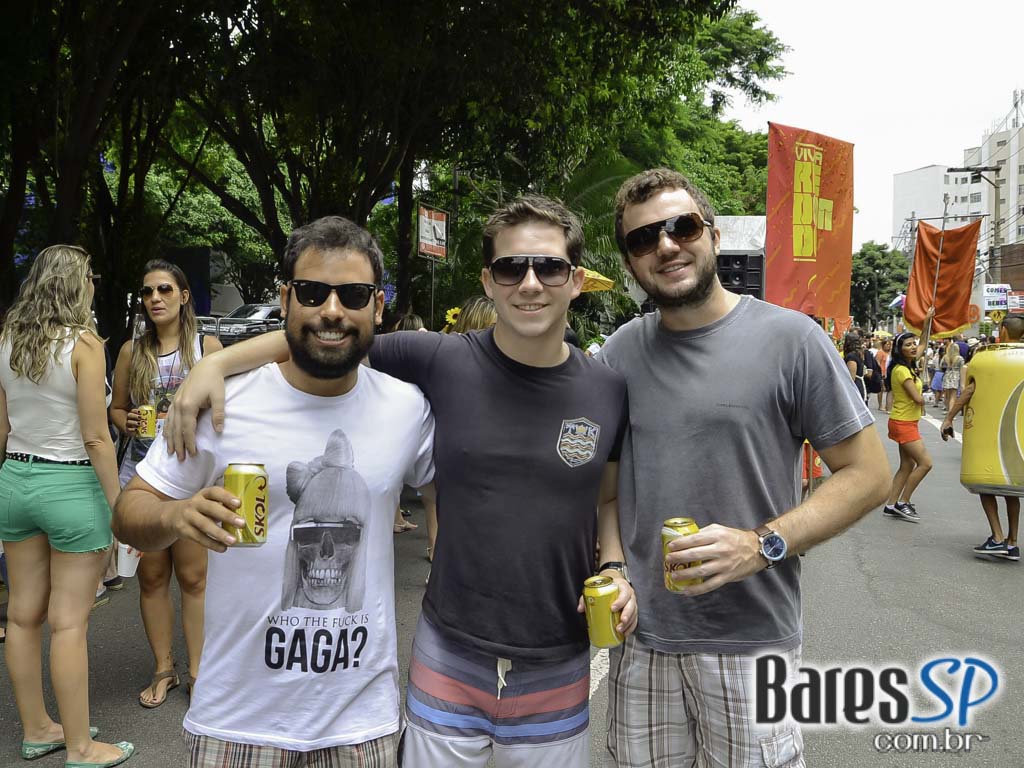 Bloco de Carnaval Fogo & Paixão embalou a tarde de sábado em frente ao bar Pirajá Bloco de Carnaval Fogo & Paixão embalou a tarde de sábado em frente ao bar Pirajá
