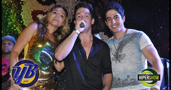 Edsonn & Enrique e convidados se apresentaram no palco do Yes Brasil Pub