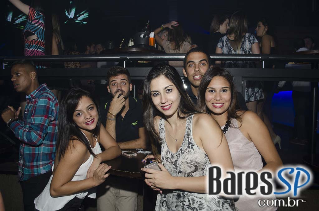 Rodrigo Rios e Bateria da Rosas de Ouro tocaram no Esquenta de Carnaval da Brook's SP Rodrigo Rios e Bateria da Rosas de Ouro tocaram no Esquenta de Carnaval da Brook's SP