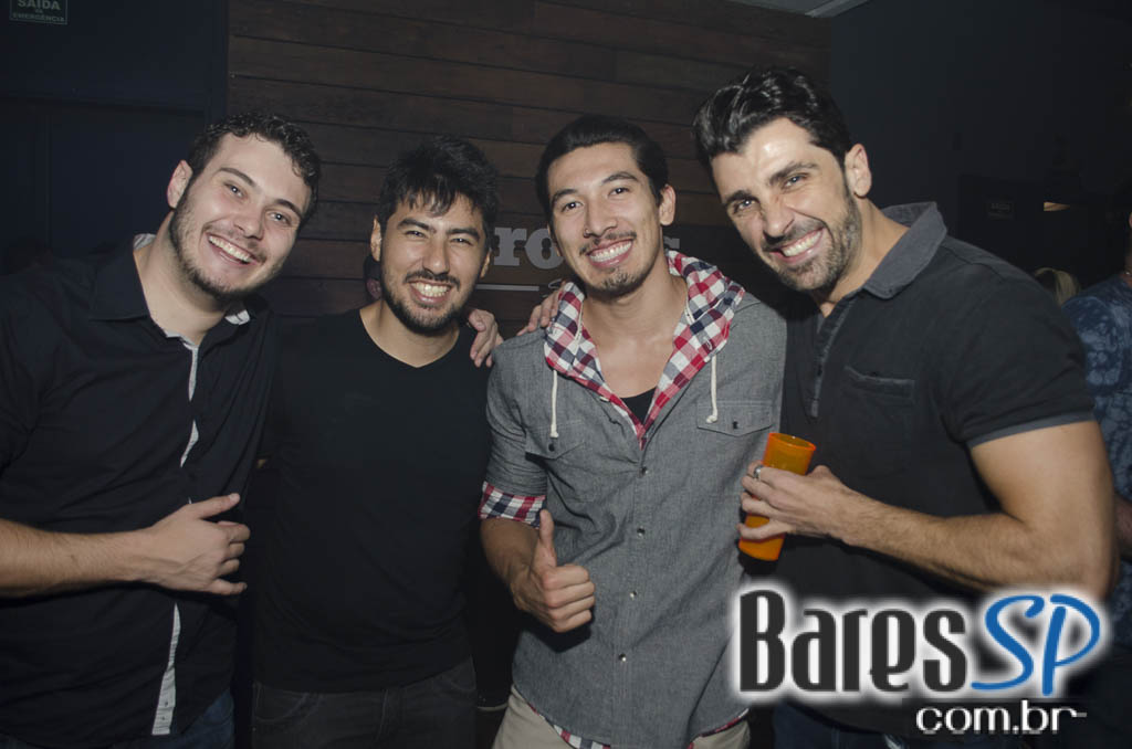 Rodrigo Rios e Bateria da Rosas de Ouro tocaram no Esquenta de Carnaval da Brook's SP Rodrigo Rios e Bateria da Rosas de Ouro tocaram no Esquenta de Carnaval da Brook's SP