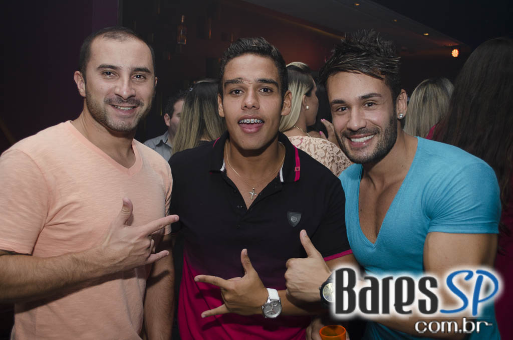 Rodrigo Rios e Bateria da Rosas de Ouro tocaram no Esquenta de Carnaval da Brook's SP Rodrigo Rios e Bateria da Rosas de Ouro tocaram no Esquenta de Carnaval da Brook's SP