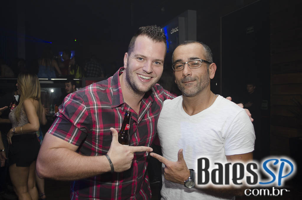 Rodrigo Rios e Bateria da Rosas de Ouro tocaram no Esquenta de Carnaval da Brook's SP Rodrigo Rios e Bateria da Rosas de Ouro tocaram no Esquenta de Carnaval da Brook's SP