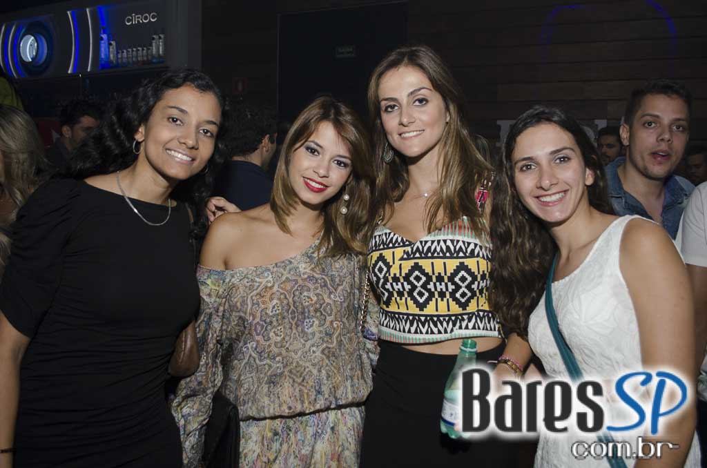 Rodrigo Rios e Bateria da Rosas de Ouro tocaram no Esquenta de Carnaval da Brook's SP Rodrigo Rios e Bateria da Rosas de Ouro tocaram no Esquenta de Carnaval da Brook's SP