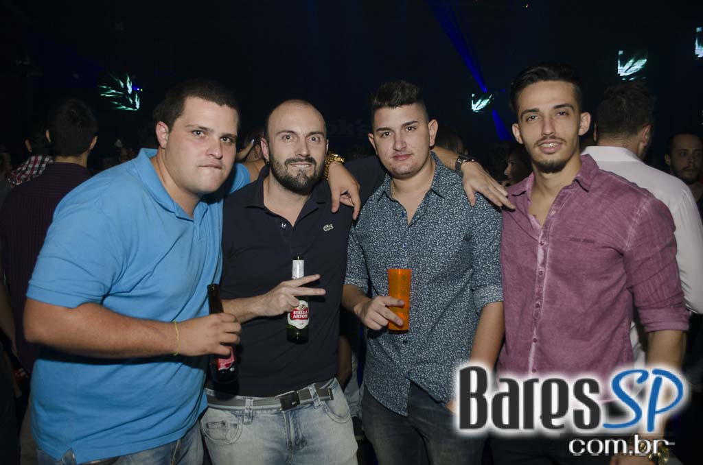 Rodrigo Rios e Bateria da Rosas de Ouro tocaram no Esquenta de Carnaval da Brook's SP Rodrigo Rios e Bateria da Rosas de Ouro tocaram no Esquenta de Carnaval da Brook's SP