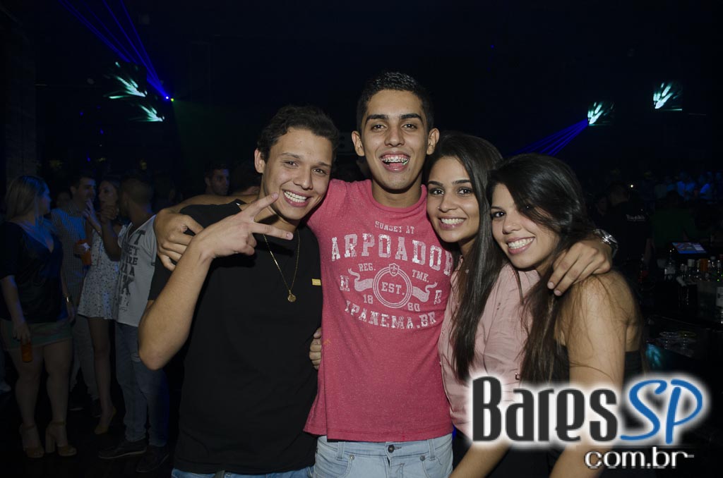 Rodrigo Rios e Bateria da Rosas de Ouro tocaram no Esquenta de Carnaval da Brook's SP Rodrigo Rios e Bateria da Rosas de Ouro tocaram no Esquenta de Carnaval da Brook's SP