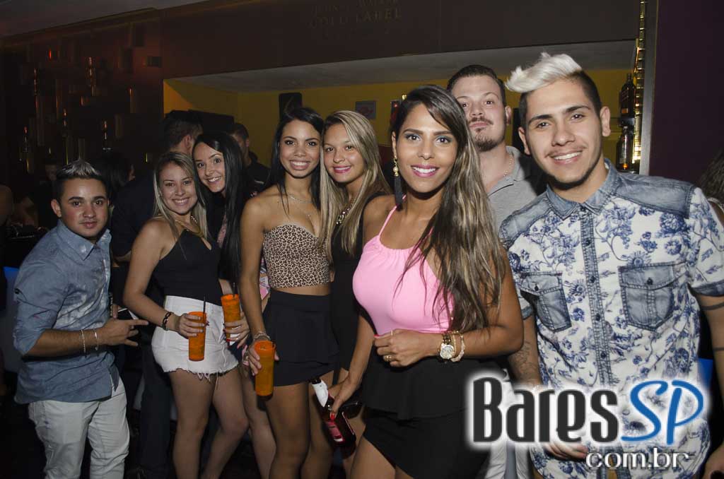 Rodrigo Rios e Bateria da Rosas de Ouro tocaram no Esquenta de Carnaval da Brook's SP Rodrigo Rios e Bateria da Rosas de Ouro tocaram no Esquenta de Carnaval da Brook's SP