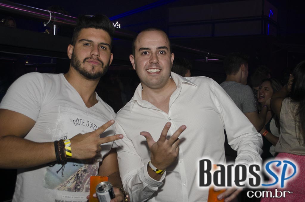 Rodrigo Rios e Bateria da Rosas de Ouro tocaram no Esquenta de Carnaval da Brook's SP Rodrigo Rios e Bateria da Rosas de Ouro tocaram no Esquenta de Carnaval da Brook's SP