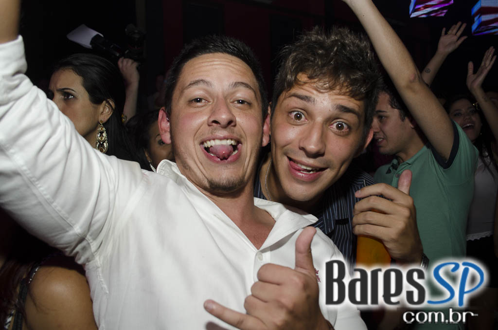 Rodrigo Rios e Bateria da Rosas de Ouro tocaram no Esquenta de Carnaval da Brook's SP Rodrigo Rios e Bateria da Rosas de Ouro tocaram no Esquenta de Carnaval da Brook's SP