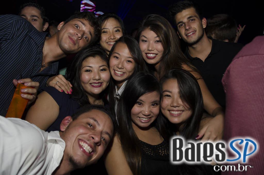 Rodrigo Rios e Bateria da Rosas de Ouro tocaram no Esquenta de Carnaval da Brook's SP Rodrigo Rios e Bateria da Rosas de Ouro tocaram no Esquenta de Carnaval da Brook's SP