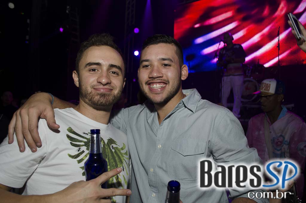 Rodrigo Rios e Bateria da Rosas de Ouro tocaram no Esquenta de Carnaval da Brook's SP Rodrigo Rios e Bateria da Rosas de Ouro tocaram no Esquenta de Carnaval da Brook's SP