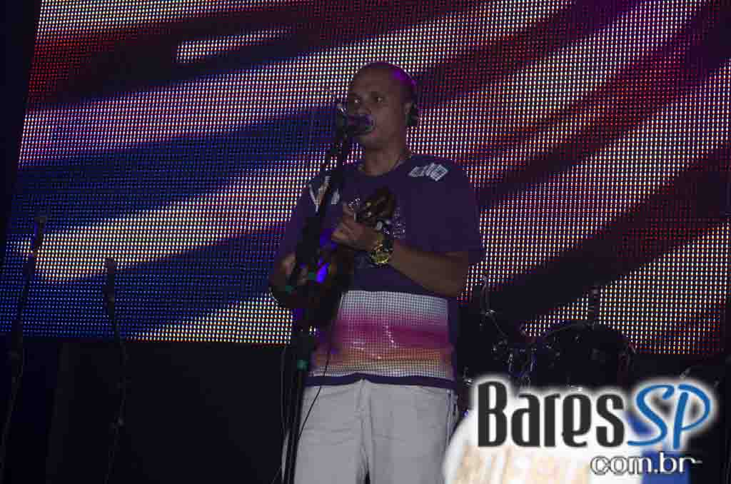 Rodrigo Rios e Bateria da Rosas de Ouro tocaram no Esquenta de Carnaval da Brook's SP Rodrigo Rios e Bateria da Rosas de Ouro tocaram no Esquenta de Carnaval da Brook's SP