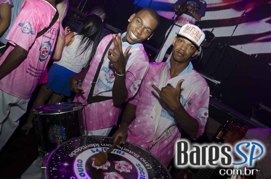 Rodrigo Rios e Bateria da Rosas de Ouro tocaram no Esquenta de Carnaval da Brook's SP Rodrigo Rios e Bateria da Rosas de Ouro tocaram no Esquenta de Carnaval da Brook's SP