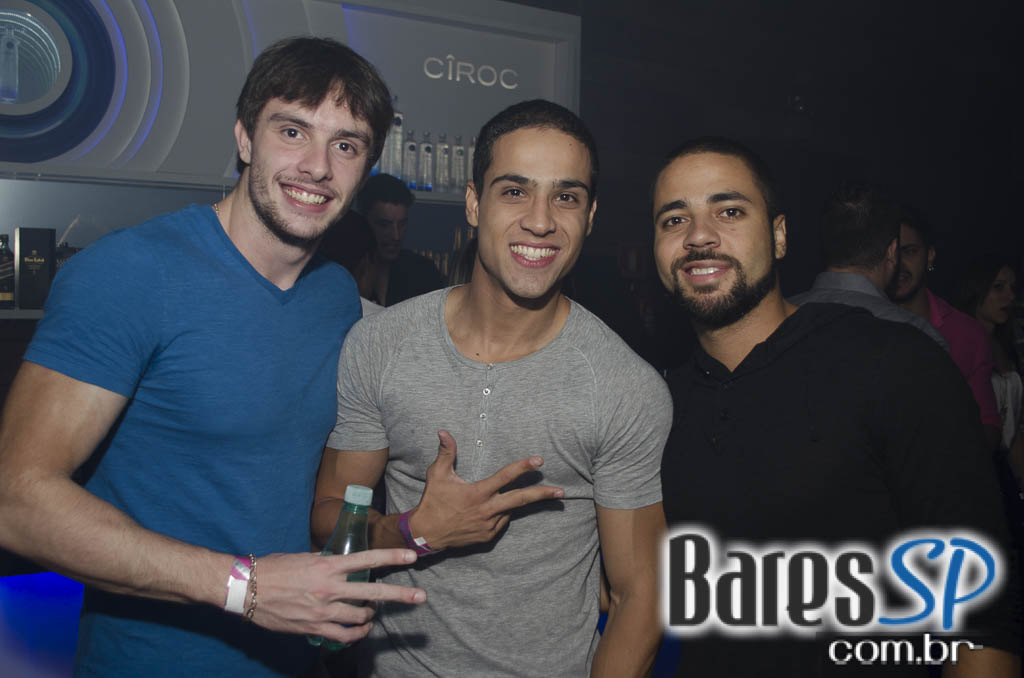 Rodrigo Rios e Bateria da Rosas de Ouro tocaram no Esquenta de Carnaval da Brook's SP Rodrigo Rios e Bateria da Rosas de Ouro tocaram no Esquenta de Carnaval da Brook's SP