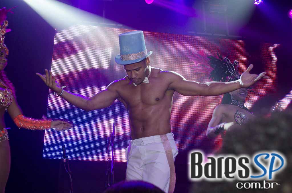 Rodrigo Rios e Bateria da Rosas de Ouro tocaram no Esquenta de Carnaval da Brook's SP Rodrigo Rios e Bateria da Rosas de Ouro tocaram no Esquenta de Carnaval da Brook's SP