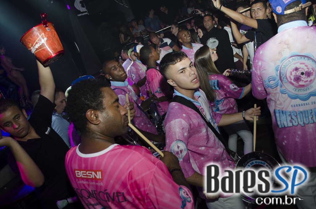 Rodrigo Rios e Bateria da Rosas de Ouro tocaram no Esquenta de Carnaval da Brook's SP Rodrigo Rios e Bateria da Rosas de Ouro tocaram no Esquenta de Carnaval da Brook's SP