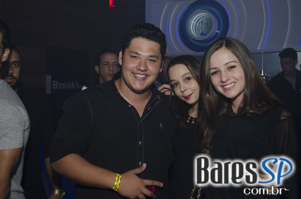 Rodrigo Rios e Bateria da Rosas de Ouro tocaram no Esquenta de Carnaval da Brook's SP Rodrigo Rios e Bateria da Rosas de Ouro tocaram no Esquenta de Carnaval da Brook's SP