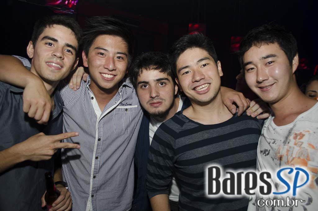 Rodrigo Rios e Bateria da Rosas de Ouro tocaram no Esquenta de Carnaval da Brook's SP Rodrigo Rios e Bateria da Rosas de Ouro tocaram no Esquenta de Carnaval da Brook's SP