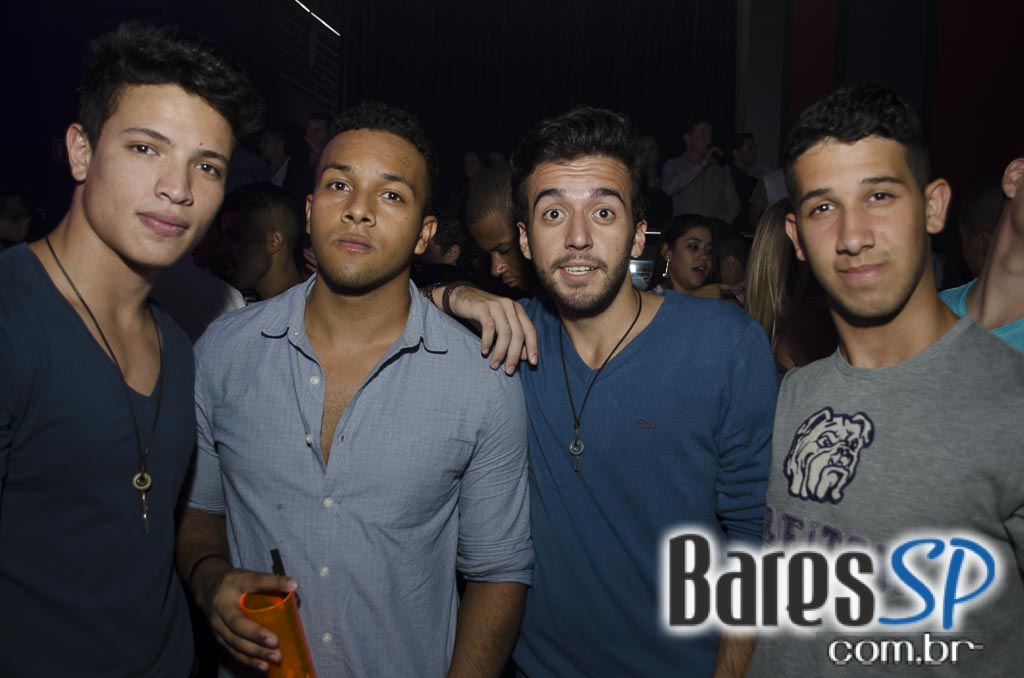 Rodrigo Rios e Bateria da Rosas de Ouro tocaram no Esquenta de Carnaval da Brook's SP Rodrigo Rios e Bateria da Rosas de Ouro tocaram no Esquenta de Carnaval da Brook's SP