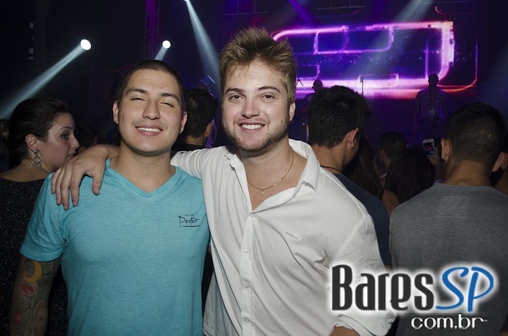 Rodrigo Rios e Bateria da Rosas de Ouro tocaram no Esquenta de Carnaval da Brook's SP Rodrigo Rios e Bateria da Rosas de Ouro tocaram no Esquenta de Carnaval da Brook's SP