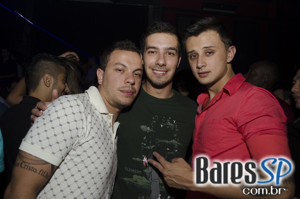 Rodrigo Rios e Bateria da Rosas de Ouro tocaram no Esquenta de Carnaval da Brook's SP Rodrigo Rios e Bateria da Rosas de Ouro tocaram no Esquenta de Carnaval da Brook's SP