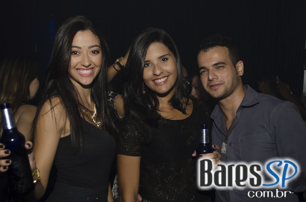 Rodrigo Rios e Bateria da Rosas de Ouro tocaram no Esquenta de Carnaval da Brook's SP Rodrigo Rios e Bateria da Rosas de Ouro tocaram no Esquenta de Carnaval da Brook's SP