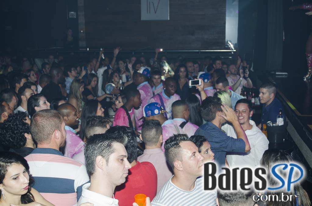 Rodrigo Rios e Bateria da Rosas de Ouro tocaram no Esquenta de Carnaval da Brook's SP Rodrigo Rios e Bateria da Rosas de Ouro tocaram no Esquenta de Carnaval da Brook's SP