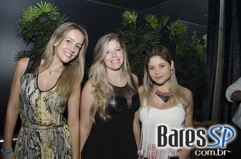 Rodrigo Rios e Bateria da Rosas de Ouro tocaram no Esquenta de Carnaval da Brook's SP Rodrigo Rios e Bateria da Rosas de Ouro tocaram no Esquenta de Carnaval da Brook's SP